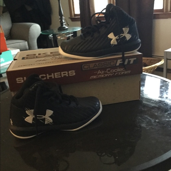 New under amour kids basketball sneakers - Picture 1 of 5